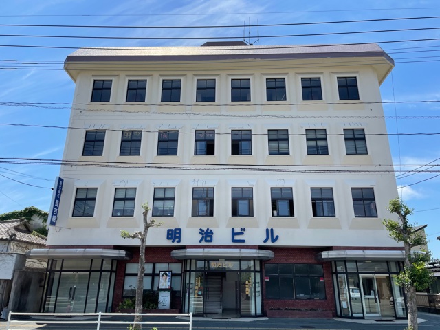 明治ビル2階（大牟田市大黒町2丁目）に所在
