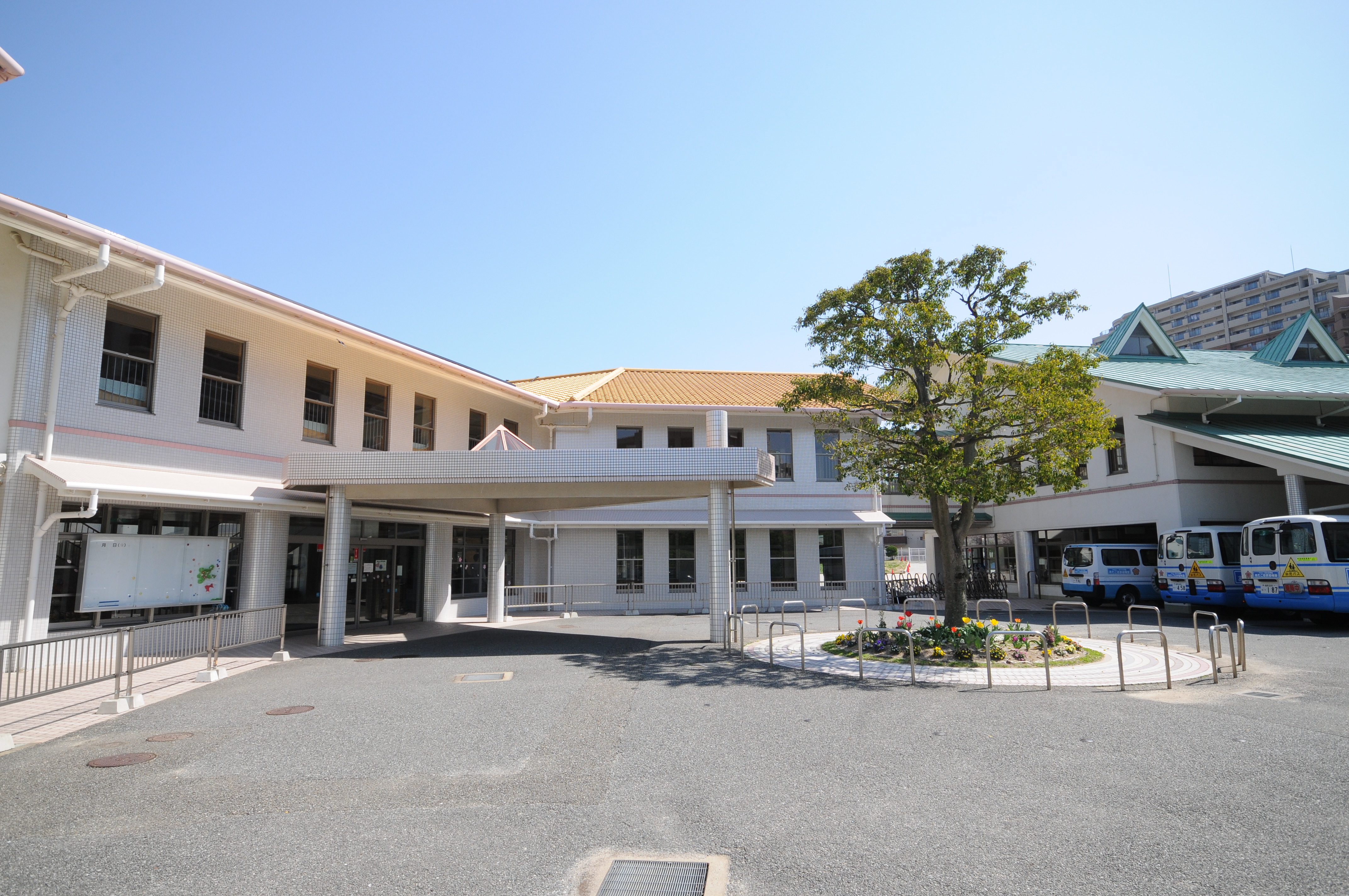 幼稚園正面玄関