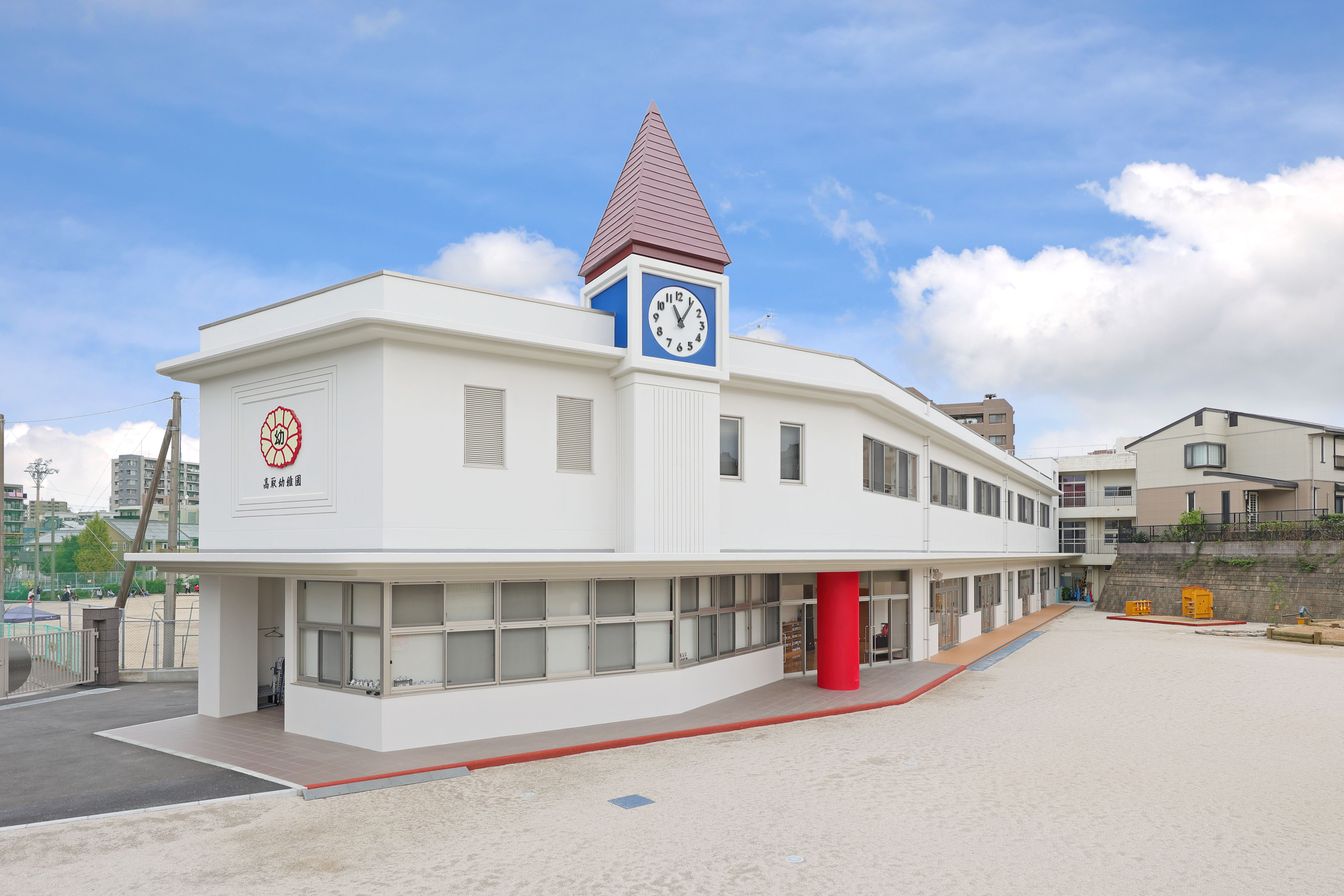 福岡市早良区昭代にある高取幼稚園の園舎と園庭。高取・西新・藤崎エリアで、子どもたちが遊び、食べ、身体を動かし、身近な自然にふれながら育つ保育環境です。