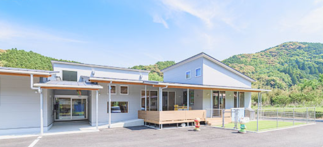 緑に囲まれた豊かな自然環境の中、こどもたちはのびのびと成長しています。 当園は、緑に囲まれた自然豊かな環境の中で、子どもたちの「やってみたい」という気持ちや工夫を大切にしながら、のびのびと過ごせる園づくりを大切にしています。決まった活動にとらわれず、一人ひとりの思いや発想を尊重し、自ら育つ力を育んでいます。