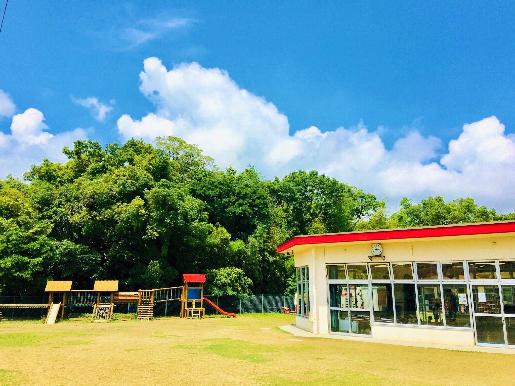 自然に囲まれ四季を五感で感じ取れる環境にある幼稚園