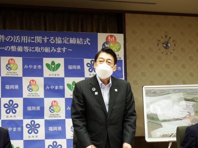 （写真）あいさつする知事